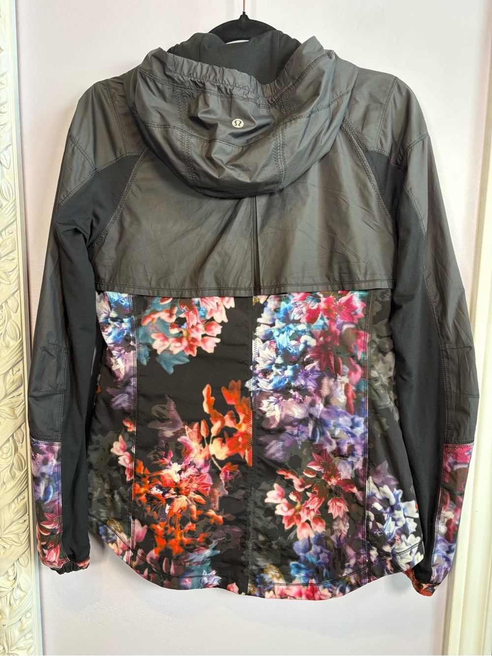lululemon athletica Run Get Up and Glow Black Floral-Print Hooded Jacket Size 6 - Picture 6 of 7